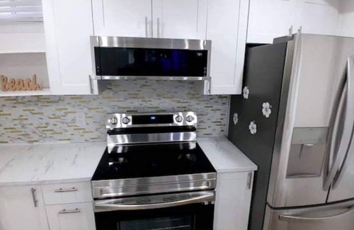 Orillia House | ❤ Double Delight Getaway: 2 Homes + 2 Hot Tubs ❤