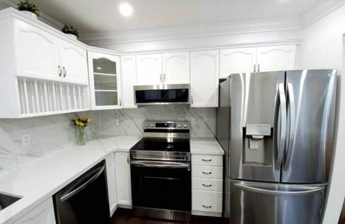 Orillia House | ❤ Double Delight Getaway: 2 Homes + 2 Hot Tubs ❤