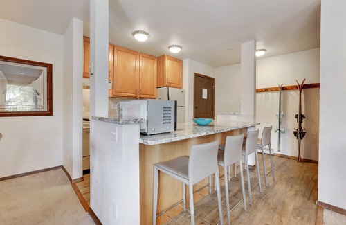 Four O'Clock Condo | Double Eagle @Snowflake Lift - Ski in ski out- 3 Br 2 Ba - Walk To Everything!