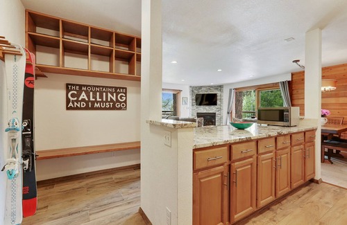 Four O'Clock Condo | Double Eagle @Snowflake Lift - Ski in ski out- 3 Br 2 Ba - Walk To Everything!
