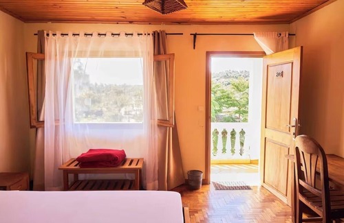 Alaotra Mangoro Bed & Breakfast | Double Economy Room, 1 double bed, balcony, garden view