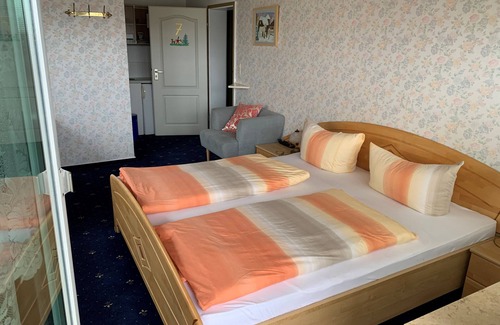 Meersburg Bed & Breakfast | Double room 7, with balcony - Gästehaus am Lindenweg