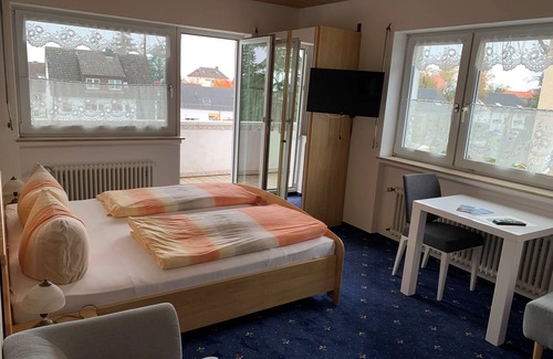 Meersburg Bed & Breakfast | Double room 7, with balcony - Gästehaus am Lindenweg