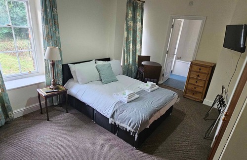 Mynydd Isa House | Double Room Bath Only Free Wi-Fi TV Mold