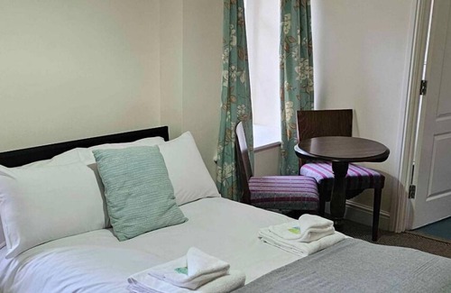 Mynydd Isa House | Double Room Bath Only Free Wi-Fi TV Mold