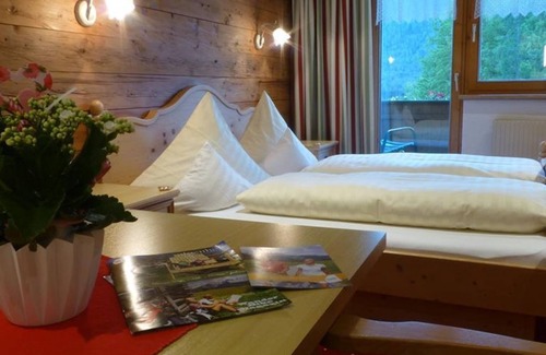 Obsteig Bed & Breakfast | Double room "Grünberg" with south-facing balcony - Pension Alpenhof - feel-good board