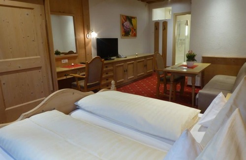 Obsteig Bed & Breakfast | Double room "Grünberg" with south-facing balcony - Pension Alpenhof - feel-good board