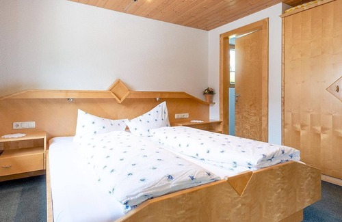 Damuels Bed & Breakfast | Double room - House Furka