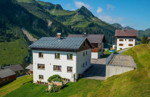 Damuels Bed & Breakfast | Double room - House Furka