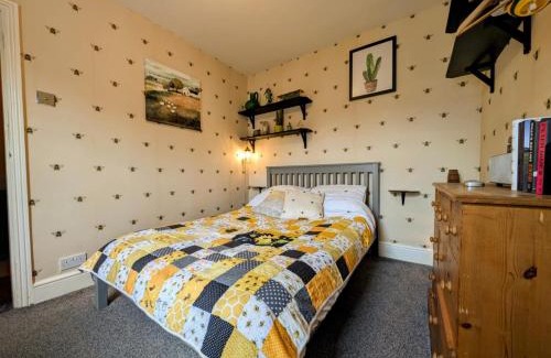 Newhaven Bed & Breakfast | Double Room in Newhaven Town Centre with own TV, cereal breakfast near Trains & Ferry