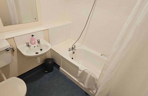 Mynydd Isa House | Double Room Shared Bathroom Free Wi-Fi TV Mold