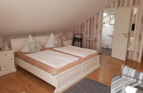 Kobern-Gondorf Bed & Breakfast | Double room shower/WC - Landhaus Julia
