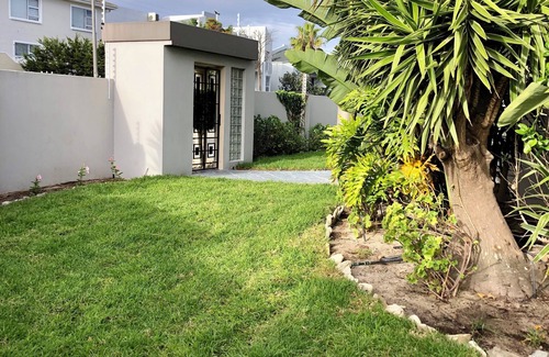 West Beach Cabin | Double Room! Welcome to our charming guesthouse in Cap Townn