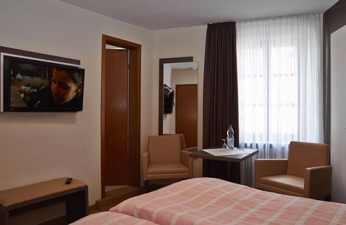 Bernkastel House | Double room with French bed - Gasthaus Huwer
