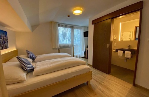 Damuels Bed & Breakfast | Double room with balcony - Hotel Garni Enzian
