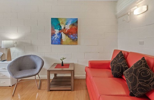 Strathmerton House | Double Room with Private Bathroom and Kitchenette near Murray River