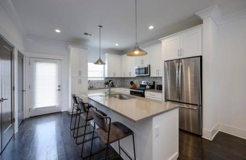 Charlotte Park House | Double Townhomes Elegant Design Big Groups