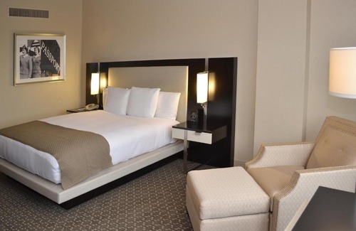 Southeast Houston Hotel | DoubleTree by Hilton Hotel Houston Hobby Airport