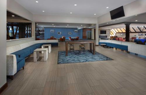 Manhattan Hotel | DoubleTree by Hilton Manhattan, KS