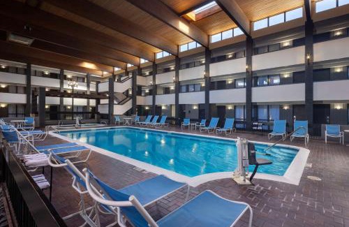 Manhattan Hotel | DoubleTree by Hilton Manhattan, KS