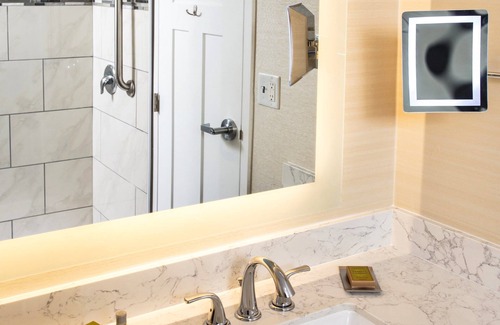 Neenah Hotel | DoubleTree by Hilton Neenah