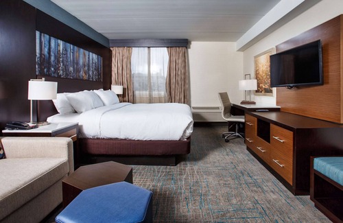 Neenah Hotel | DoubleTree by Hilton Neenah