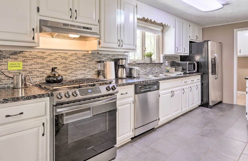 Douglasville House | Douglasville Retreat w/ Deck, Dogs Welcome!