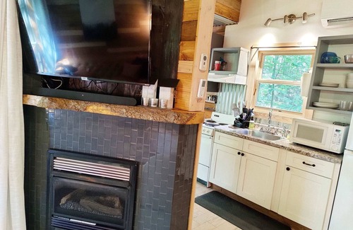 Monteagle Cabin | Dove Treehouse Getaway w/Hot Tub & Firepit!