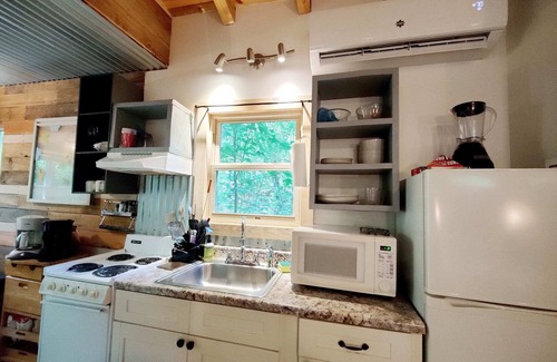 Monteagle Cabin | Dove Treehouse Getaway w/Hot Tub & Firepit!