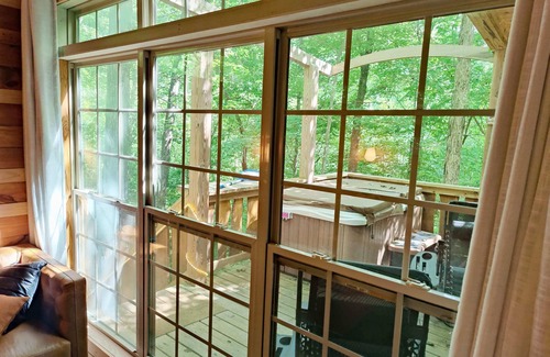 Monteagle Cabin | Dove Treehouse Getaway w/Hot Tub & Firepit!