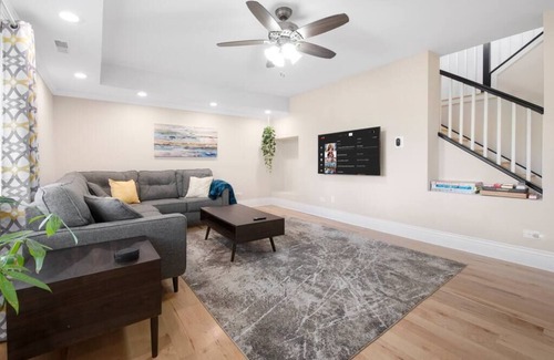 Downers Grove House | Downers Grove Family Home - Large Kitchen and Yard!