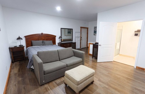 Keeling Hotel | Downstairs King-sized Bed