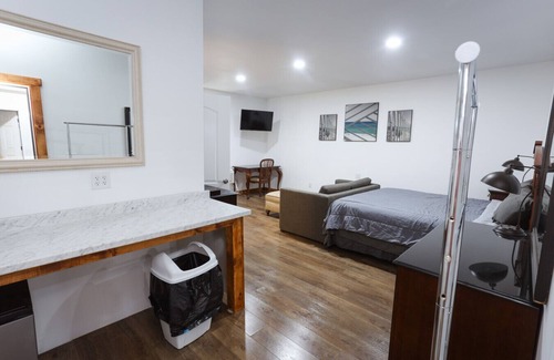 Keeling Hotel | Downstairs King-sized Bed