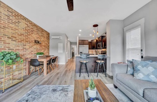 Central Business District Condo | Downton Luxury Loft with River view! 10 min to LU!