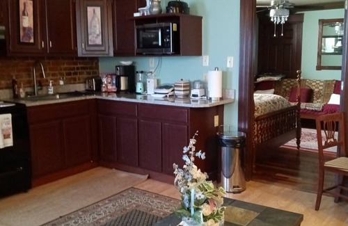 Holy Cross House | Downtown 1 Bedroom Duplex can Sleep 5 Close to Everything