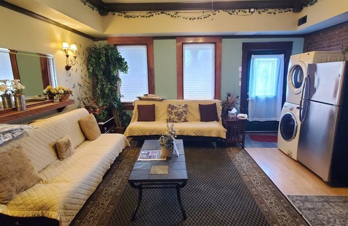 Holy Cross House | Downtown 1 Bedroom Duplex can Sleep 5 Close to Everything