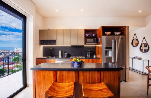 Colonia 5 de Diciembre Condo | Downtown 1BR + 2 BA + Den | Gym & Secure Parking