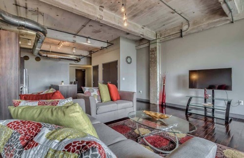 Downtown Dallas Apartment | Downtown 1BR | Pool, Views & Free Parking | Gym