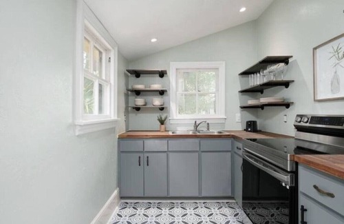 University Heights House | Downtown 2 BR/2 Baths- Close to UF/Restaurants!