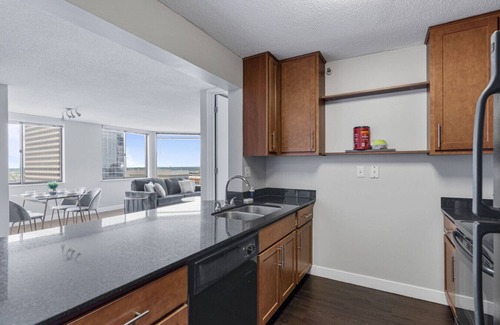 Downtown Minneapolis Apartment | Downtown 2bd Sky Lounge Pool Gym 1811