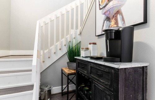 Old East Dallas House | Downtown 4 Bed with Pool and Spa! Near It All!
