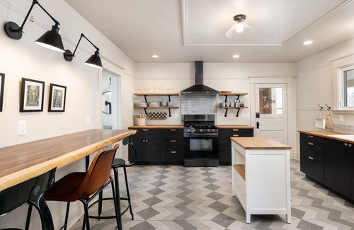 McMinnville House | Downtown 5 BR/5 BA with Outdoor Dining & Fire Pit