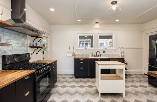 McMinnville House | Downtown 5 BR/5 BA with Outdoor Dining & Fire Pit