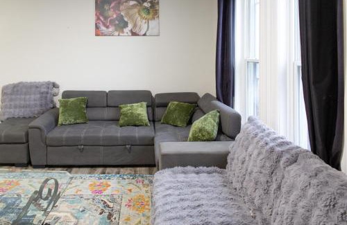 Bowmanville Apartment | Downtown Apartment 6-7 people