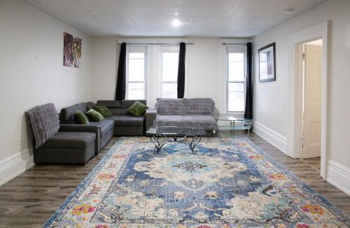 Bowmanville Apartment | Downtown Apartment 6-7 people