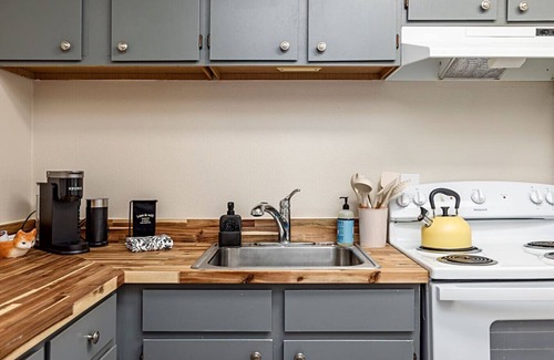 Downtown Anchorage Apartment | Downtown Art Deco 1 Bedroom