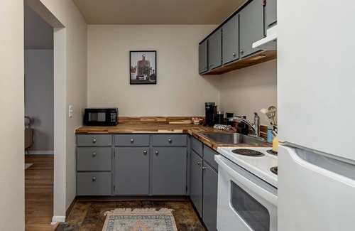 Downtown Anchorage Apartment | Downtown Art Deco 1 Bedroom