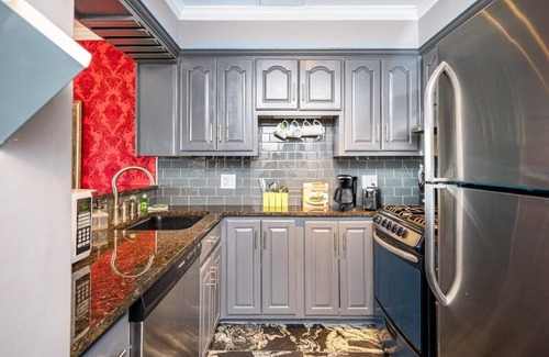Downtown Atlanta Apartment | Downtown ATL Condo - Walk Score 78 w Free Parking!
