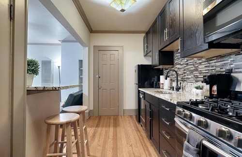 Old Enfield Apartment | DOWNTOWN AUSTIN HAVEN-FENCE DOG AREA Sleep 5-ACL,SXSW, Shop,restaurants-Walkable