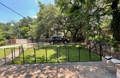 Old Enfield Apartment | DOWNTOWN AUSTIN HAVEN-FENCE DOG AREA Sleep 5-ACL,SXSW, Shop,restaurants-Walkable